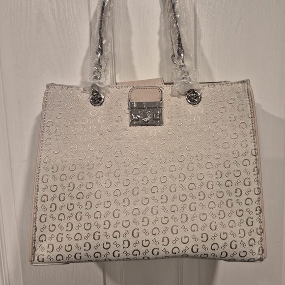 *BNWOT* Guess Shoulder Bag - Picture 1 of 6